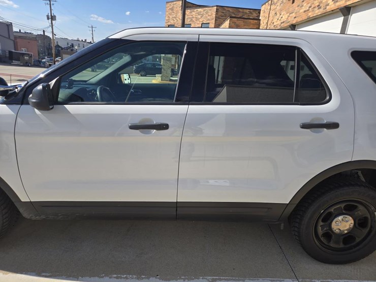 #1825-•-2019-ford-police-interceptor-suv-image-42