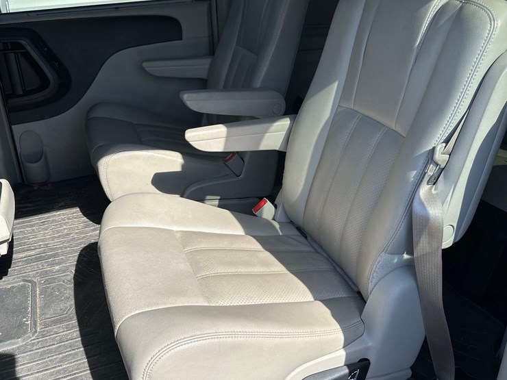 2014-chrysler-town-and-country-image-10