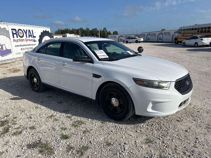 2014-ford-taurus-awd-sedan-image-2