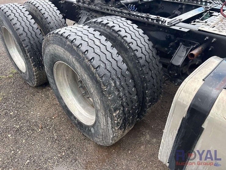 2012-mack-cxu613-day-cab-t/a-wet-kit-truck-tractor-image-19