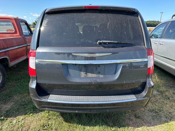 2014-chrysler-town-and-country-image-7