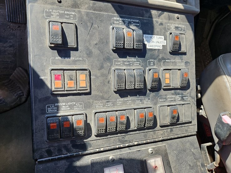2003-freightliner-fl70-image-32