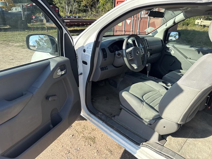 #2906-•-2017-nissan-pickup-truck-image-23