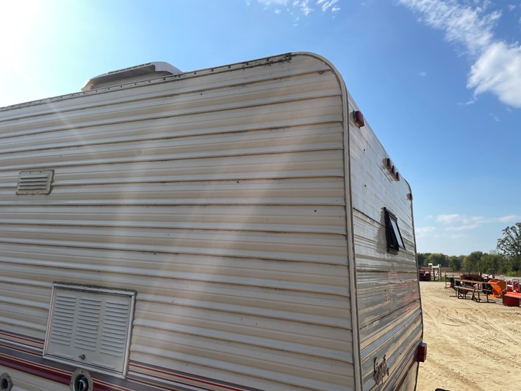 #1900-•-1989-companion-gooseneck-camper-(has-wi-title)-image-25