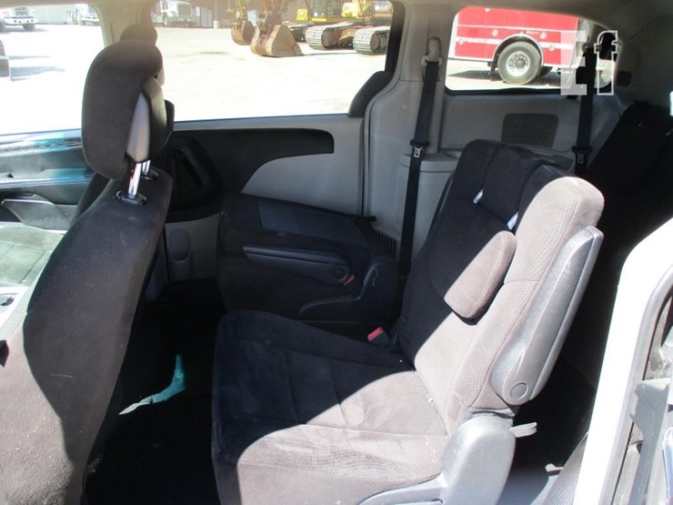 2012-chrysler-town-&-country-image-8