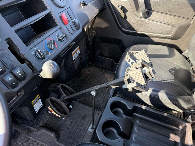 2021-john-deere-gator-image-22