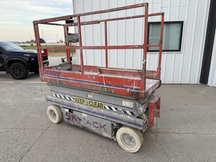 #2147-•-1996-skyjack-sj-3220-scissor-lift-image-3