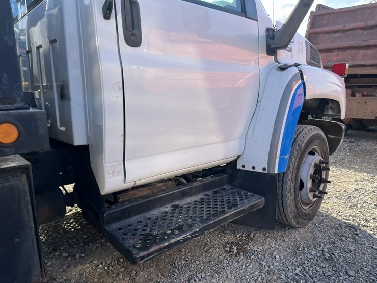 2005-gmc-5500-image-30