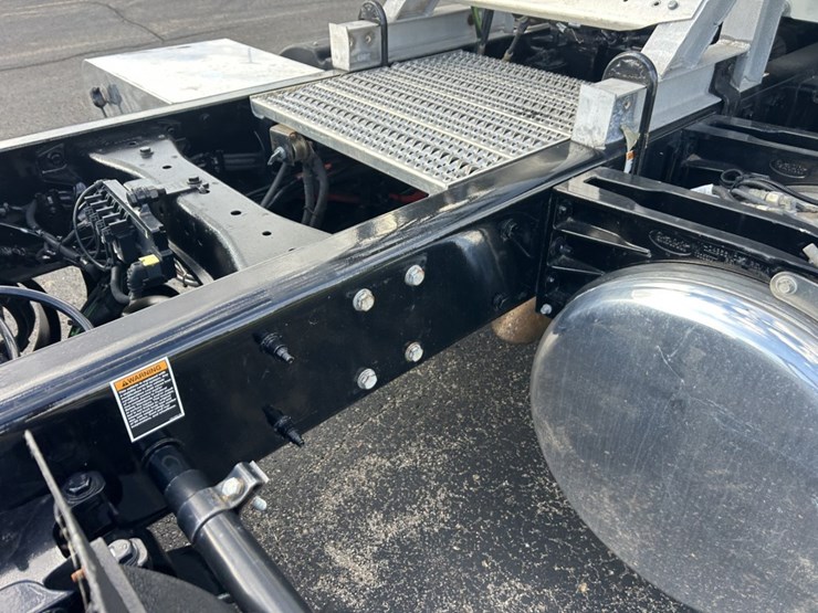 #1672-•-2024-peterbilt-day-cab-truck-tractor-image-27