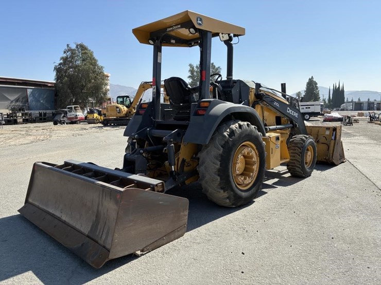2015-deere-210l-image-3