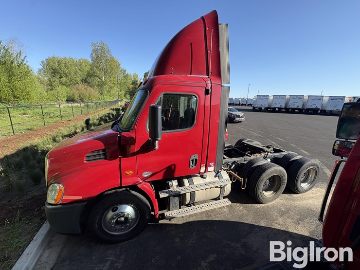 2016-freightliner-ca113dc-truck-tractor-image-8