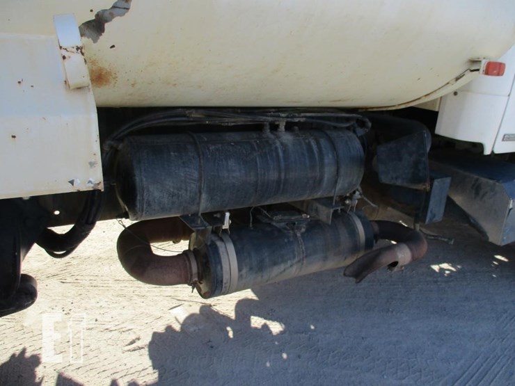 2012-freightliner-business-class-m2-106-image-18