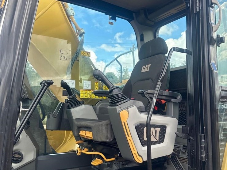 2019-caterpillar-320-image-22