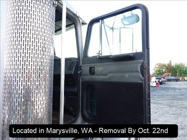 2000-peterbilt-379-image-10