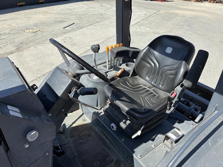 2015-deere-210l-image-17