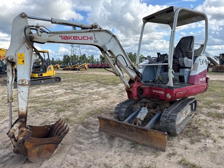 takeuchi-tb230-image-1
