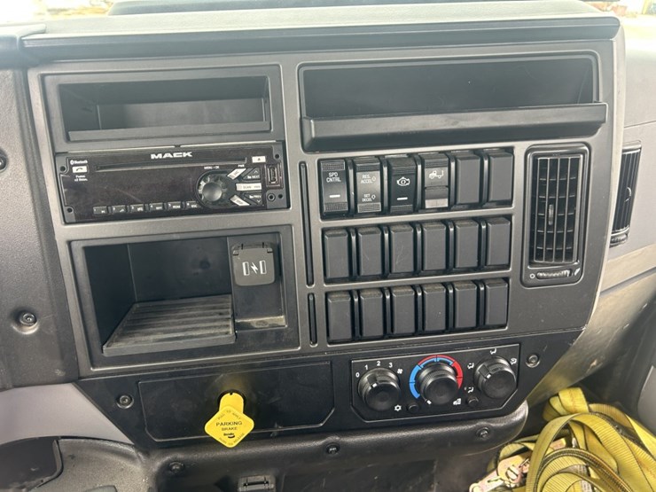 #1655-•-2021-mack-md-series-flatbed-truck-image-30