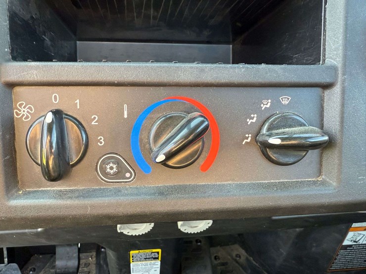 2021-john-deere-gator-image-25