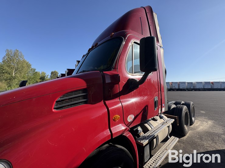 2016-freightliner-ca113dc-truck-tractor-image-9