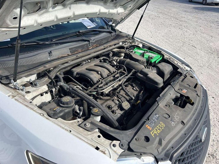 2014-ford-taurus-awd-sedan-image-8
