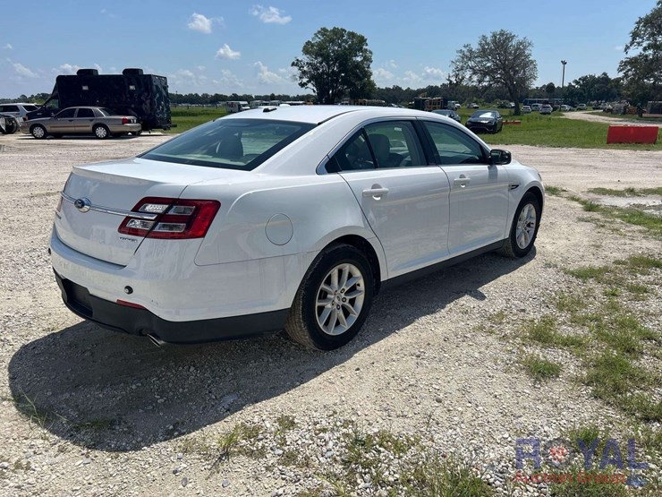 2015-ford-taurus-se-sedan-image-3