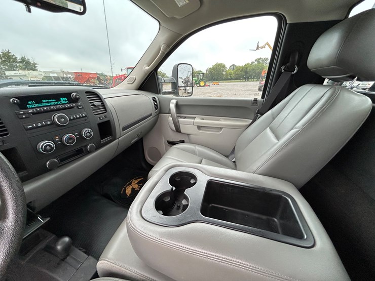 2013-chevrolet-3500-image-10