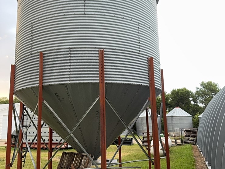 stormor-hopper-bin,-2100-bu.,-good-shape-image-4