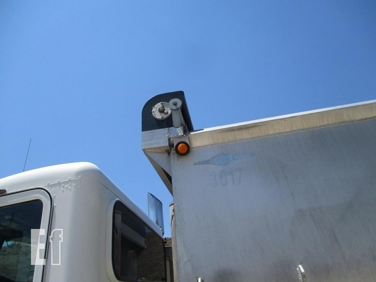 2008-peterbilt-365-image-18