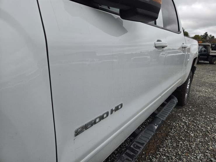 2018-chevrolet-2500-image-15