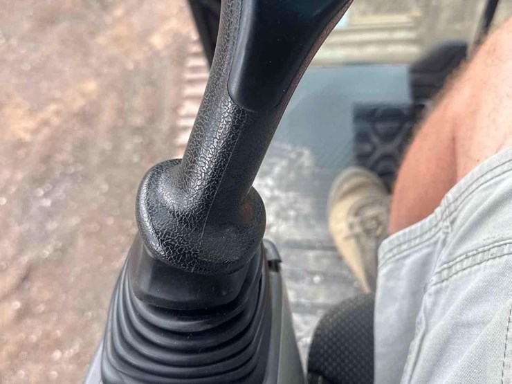 2019-caterpillar-320-image-64