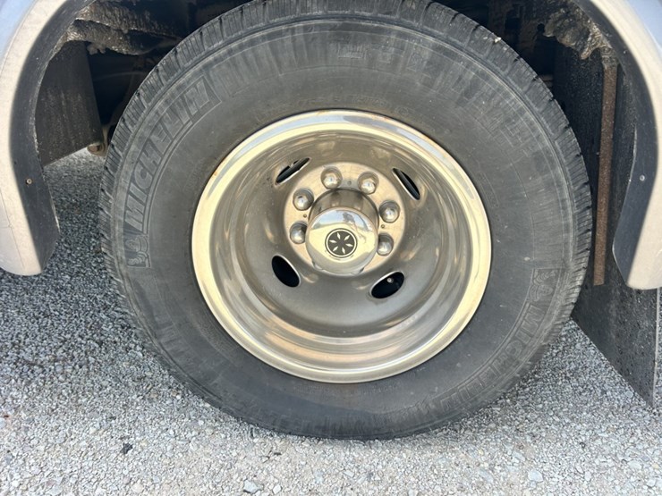 2017-ford-e450-image-95