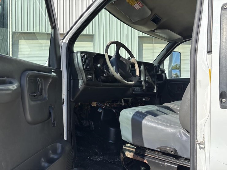#5081-•-2005-gmc-c4500-4x4-single-axle-dump-truck-image-30