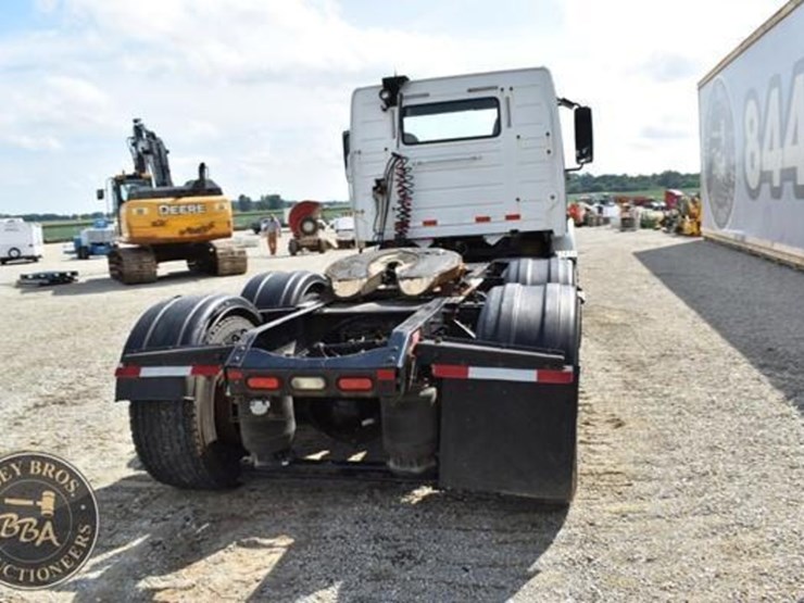 2015-volvo-vnm64t200-image-6