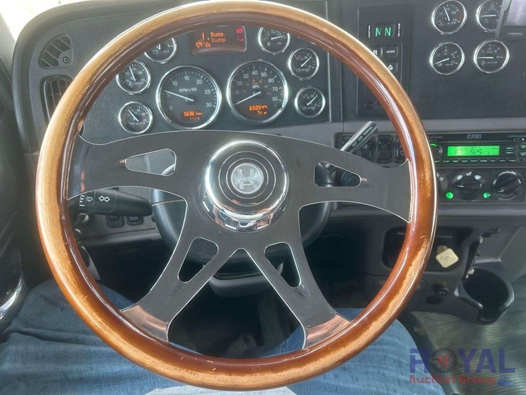 2014-peterbilt-384-image-17