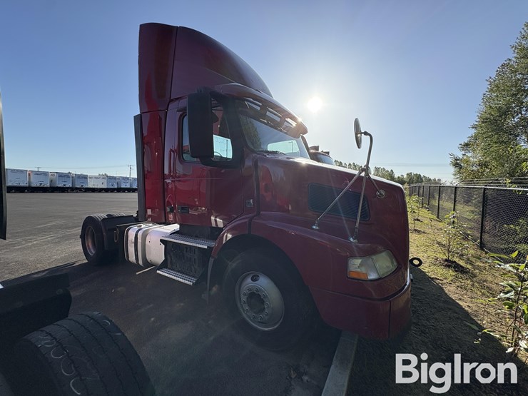 2015-volvo-vnm42t-truck-tractor-image-3