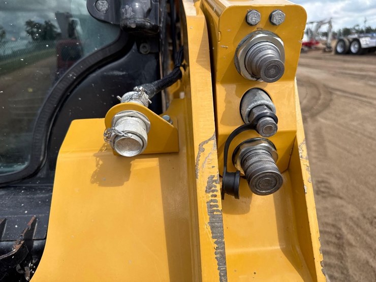 2023-caterpillar-259d3-image-21