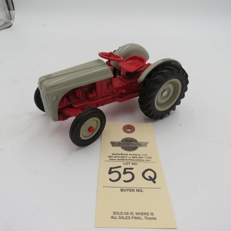 1986 Ertl Ford 901 Powermaster 1/16th Scale Tractor