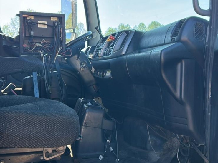 #1963-•-2010-dump-&-spreader-truck*-image-15