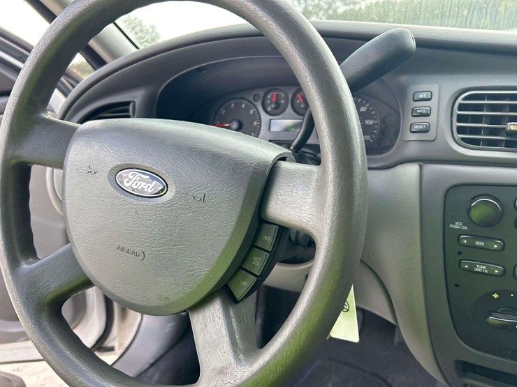 2006-ford-taurus-se-sedan-image-15