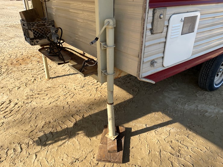#1900-•-1989-companion-gooseneck-camper-(has-wi-title)-image-32