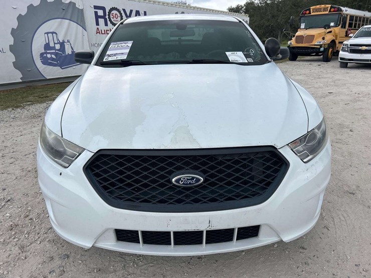 2014-ford-taurus-awd-sedan-image-22