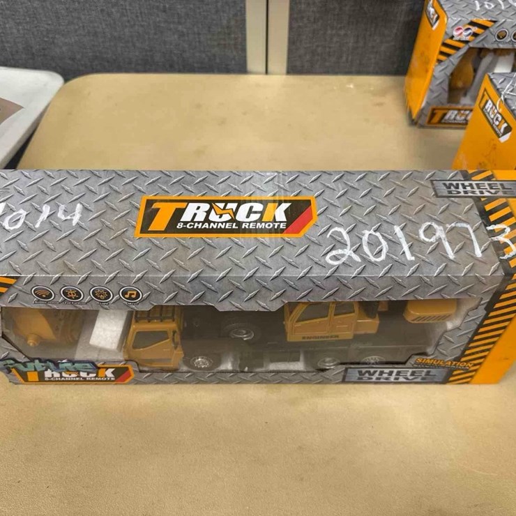 UNUSED TOY REMOTE CONTROLLED CRANE TRUCK