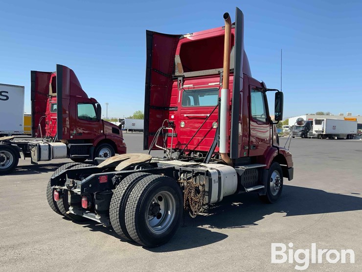 2016-volvo-vnm42t-truck-tractor-image-5