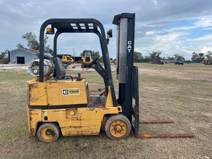 caterpillar-t30d-warehouse-forklift-image-6