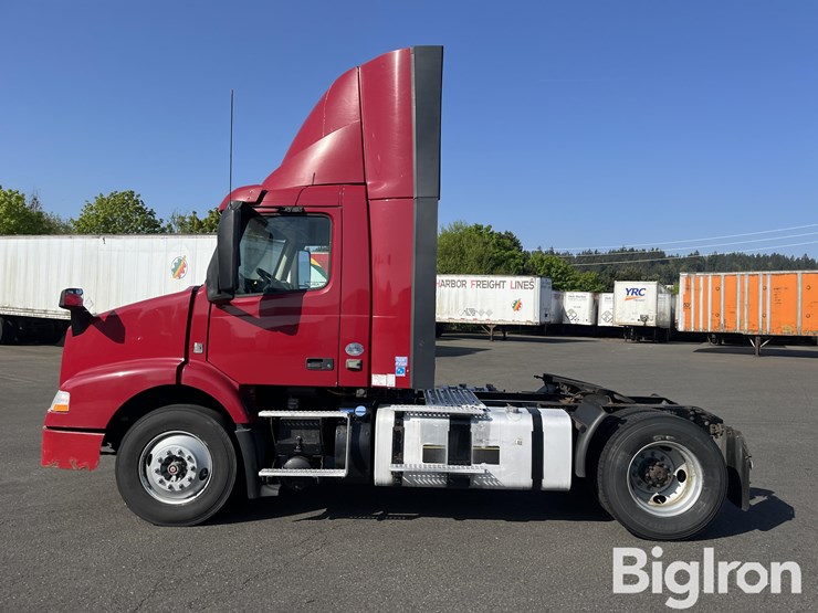 2016-volvo-truck-tractor-image-8