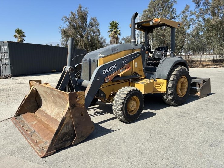 2015-deere-210l-image-1