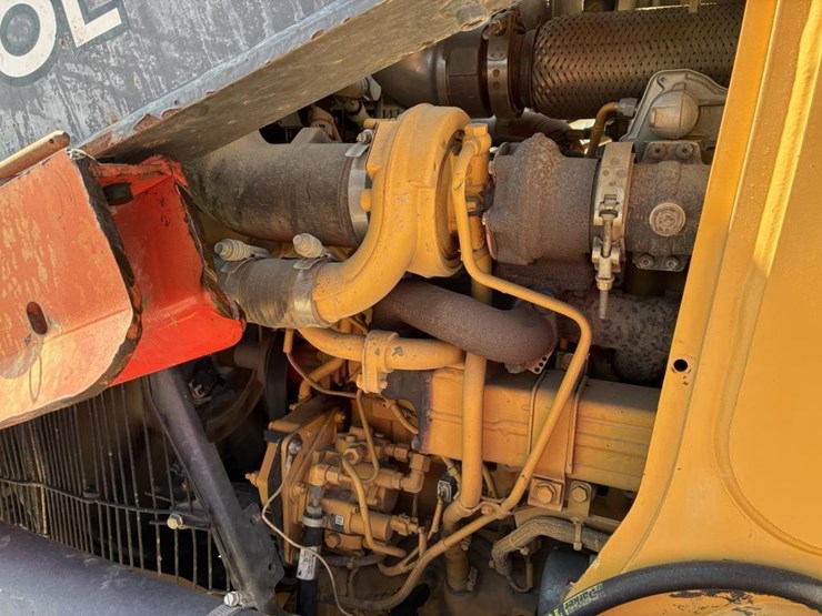 2015-deere-210l-image-14