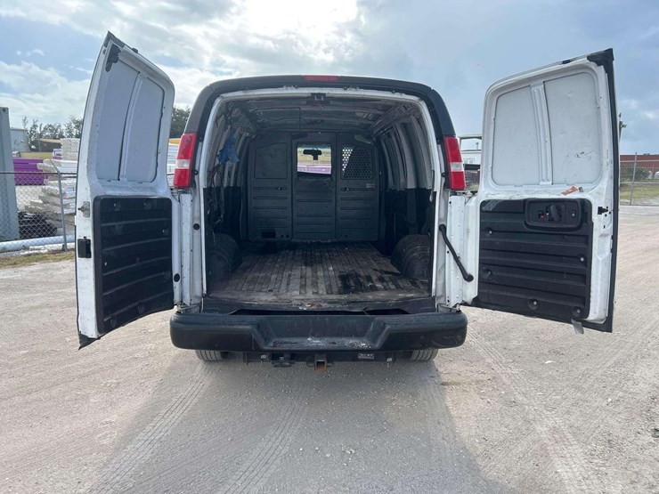 2019-chevrolet-express-2500-cargo-van-image-23