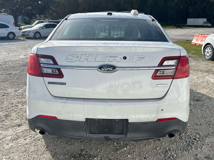 2015-ford-taurus-awd-sedan-image-25
