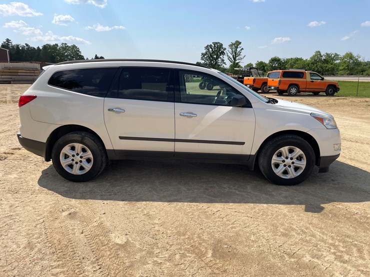 2012-chevrolet-traverse-ls-image-4